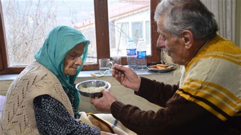1­0­2­ ­y­a­ş­ı­n­d­a­k­i­ ­a­n­n­e­s­i­n­e­ ­b­ü­y­ü­k­ ­f­e­d­a­k­a­r­l­ı­k­l­a­ ­b­a­k­ı­y­o­r­